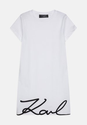 Robe t-shirt en coton blanc avec des manches courtes et un décolleté rond. Présente un grand motif brodé noir "Karl" en bas.