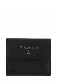Portefeuille en cuir noir texturé avec fermeture à rabat, présentant un logo argenté "Patrizia Pepe" et un emblème d'insecte sur le devant.