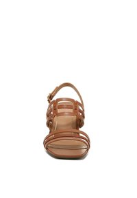 Bruine leren sandaal met meerdere dunne banden, vierkante gespaccent, en een lage blokhak. Gladde textuur en open teenontwerp.