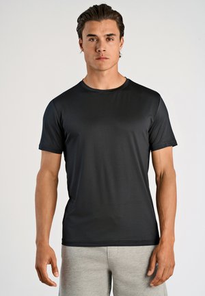 Svart kortärmad tränings t-shirt tillverkad av slätt, fukttransporterande tyg, med rundad halsringning och en figurnära design.