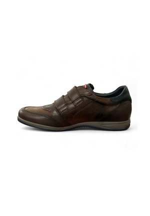 Chaussure en cuir marron avec trois straps Velcro, un bout arrondi, une surface texturée et un talon noir contrastant. Semelle plate en caoutchouc.