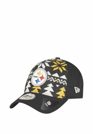 Schwarze Mütze mit einem gestrickten Oberteil in gelb-weißen Wintermustern, einem weißen runden Patch mit dem Steelers-Logo und einem gebogenen Schirm.