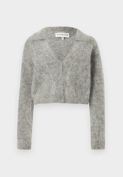 Cardigan gris raccourci en mélange de laine douce. Comprend un col en V, des manches longues et quatre boutons de fermeture à l'avant.