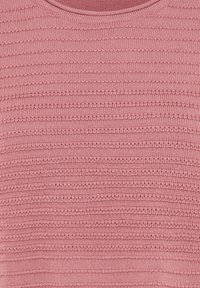 Rosa gestrickter Pullover mit strukturiertem Muster und horizontalen Streifen. Runder Ausschnitt und weiche Stoffstruktur.