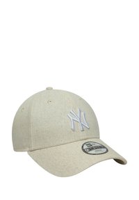 Beige Baseballkappe aus strukturiertem Stoff, mit einem erhabenen weißen gestickten Logo und einem gebogenen Schirm mit einem runden Etikett.