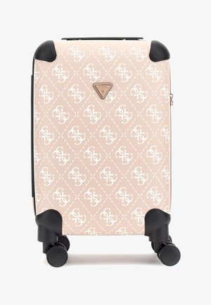 Valise rigide en pêche avec motif de logo blanc, roues noires et accents. Dispose d'une surface texturée et de coins protecteurs.