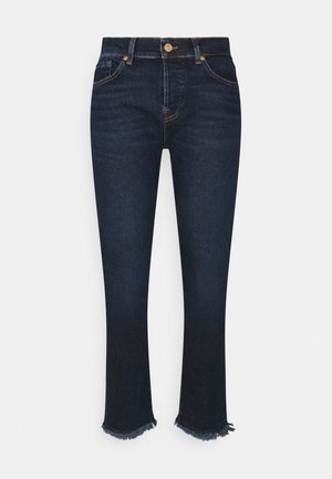 Jean slim bleu foncé avec taille mi-haute, fermeture par bouton et fermeture éclair, cinq poches et ourlets effilochés.