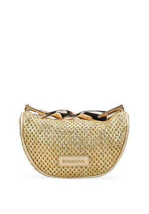 Bolso de mano tejido dorado en forma de media luna con un marco y cierre metálicos, con una etiqueta "Bosanova" en el frente.