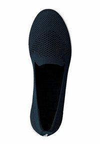 Námořnické síťované slip-on boty s texturovaným svrškem, elastickým lemem a bílou gumovou podrážkou. Interiér je tmavý, což vytváří kontrast.