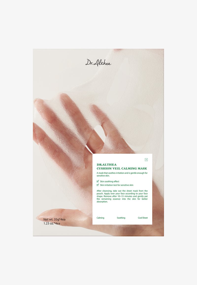 Hand die een doorschijnend sheetmasker vasthoudt met producttekst, waarin het kalmerende effect en een huidirritatietest voor de gevoelige huid worden benadrukt.