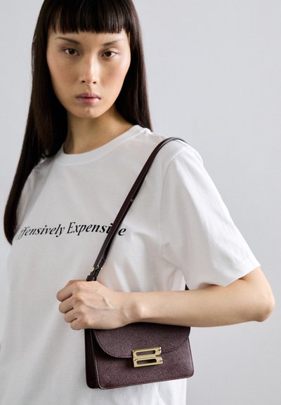 Victoria Beckham BBUCKLE NANO - Sac bandoulière - burgundy