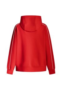Sudadera con capucha roja hecha de tela suave, con rayas blancas en los laterales, mangas largas y un corte relajado. Vista trasera mostrada de forma destacada.