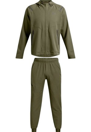 Chándal de color verde oliva que incluye una chaqueta con capucha y cremallera con bolsillos laterales y pantalones elásticos a juego con puños ajustados.