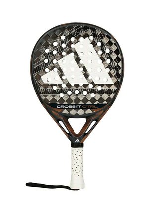 Zwart-witte padelracket met een gestructureerd composietoppervlak, zeshoekig patroon, perforaties en een wit handvat met polsbandje.