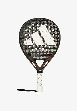 Schwarz-weißes Padel-Schläger mit strukturierter Verbundoberfläche, sechseckigem Muster, Perforationen und weißem Griff mit Handgelenkschlaufe.