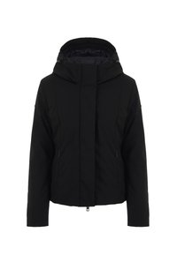 Giacca nera isolata con colletto alto e cappuccio, dotata di due tasche frontali con zip e finitura liscia e opaca.