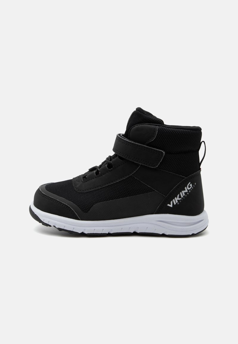Baskets montantes noires avec dessus en mesh et synthétique, semelle blanche, bride Velcro, lacets, et logo Viking sur le côté du talon.