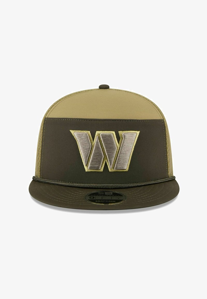 Snapback-Cap mit flachem Schirm in einem olivgrünen und beige Farbdesign. Gesticktes "W"-Logo in Silber- und Goldtönen. Strukturierter Stoff.