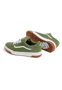Groene suède sneakers met witte accenten, uitgerust met een gestructureerde bruine rubberen zool en geperforeerde details aan de zijkanten.