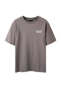 T-shirt en coton gris à manches courtes, avec un col rond et un petit logo blanc sur la partie gauche de la poitrine.