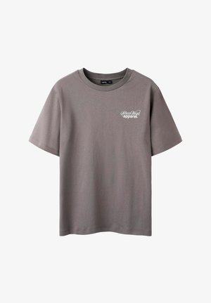 Graues Baumwoll-T-Shirt mit kurzen Ärmeln, runder Ausschnitt und einem kleinen weißen Logo auf der linken Brustseite.