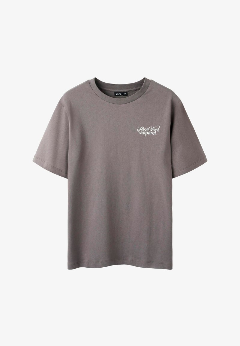 Grijze katoenen t-shirt met korte mouwen, voorzien van een ronde halslijn en een klein wit logo op de linkerborst.