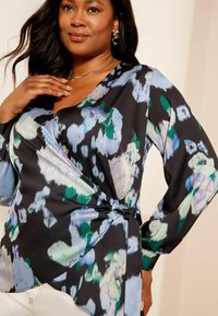 Curves Like These REGULAR FIT - Bluse - black
