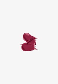 Un échantillon de rouge à lèvres d'une couleur baie profonde, présentant une texture crémeuse et une finition brillante, avec une couverture lisse et uniforme et un bord effilé.
