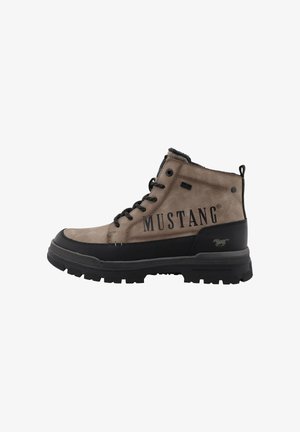Stivale alto Mustang marrone e nero con lacci neri e suola robusta, con scritta Mustang e logo del cavallo sul lato.