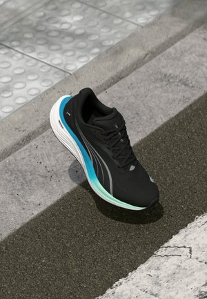Schwarzer Sportschuh mit strukturiertem Obermaterial, ausgestattet mit türkisfarbenen und weißen Akzenten an der Sohle. Leichtes Design mit Schnürsystem.