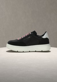 Μαύρο και άσπρο χαμηλό sneaker με άσπρη σόλα, κορδόνια με κόκκινες λεπτομέρειες και το λογότυπο "LOVE MOSCHINO" στο πλάι.