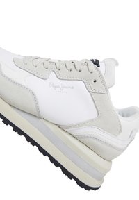 Sneaker bianca e grigia con una tomaia in pelle e camoscio testurizzati, caratterizzata da una suola stratificata e lacci, marchiata "Pepe Jeans London."