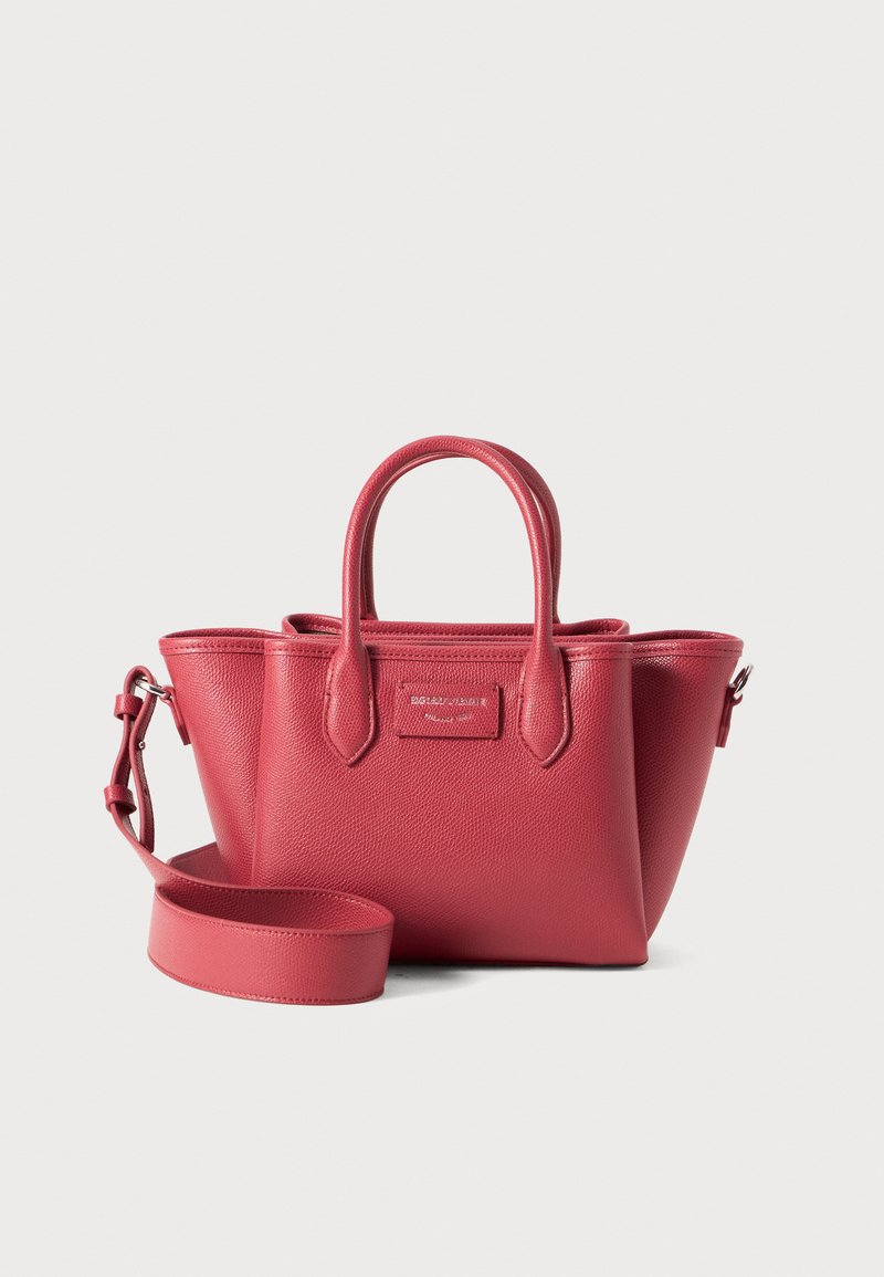 Bolso de mano de cuero rojo con una superficie texturizada, dobles asas superiores, correa de hombro extraíble y una placa frontal. Diseño compacto y estructurado.