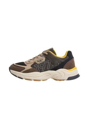 Lässiger Sneaker mit braunen, beigen, schwarzen und gelben Akzenten, mit „197“ auf der Seite und einer klobigen weißen Sohle.