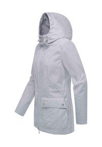 Giacca grigio chiaro con cappuccio, dotata di zip frontale, due grandi tasche applicate e cordino regolabile sul cappuccio. Tessuto liscio e leggermente texture.