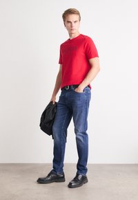 Tommy Hilfiger TEE - T-shirt con stampa - primary red