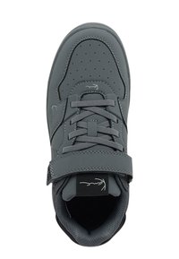 Pelēks sporta apavs ar perforētu augšdaļu, auklu aizdares sistēmu un regulējamu siksniņu pāri mēlītei. Gumijas zole ar teksturētām detaļām.