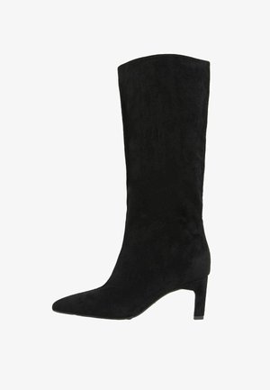 Juodos zamšos batai iki kelių su smailiu kojų pirštu ir nedideliu kulnu. Lygus paviršius be matomų puošmenų ar raštų.