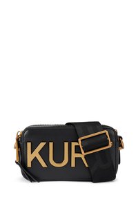 Sac bandoulière noir avec ferrures dorées, doté d'une fermeture éclair et d'un grand logo embossé "KUR" sur le devant, souligné par une large bandoulière.