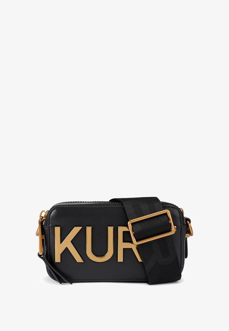 Sac bandoulière noir avec ferrures dorées, doté d'une fermeture éclair et d'un grand logo embossé "KUR" sur le devant, souligné par une large bandoulière.