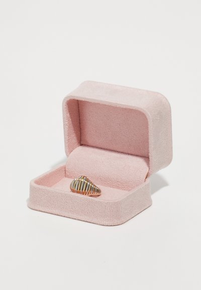 Kulla ja hõbedane kestakujuline sõrmus pehme roosa sametvoodriga ehtekarbis, millel on sile pind ja ribakujundus.