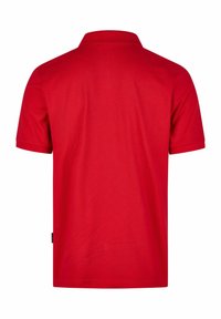Rotes Polo-Shirt mit Kragen, kurzen Ärmeln und glatter Textur. Schlichtes Design ohne sichtbare Logos oder Muster.