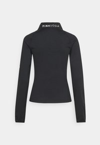 Černá polokošile s dlouhým rukávem vyrobená z hladkého materiálu. Má klasický límeček a na zadní straně je vytištěno jméno značky "PINKSODA".
