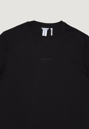 Crna majica s okruglim izrezom i kratkim rukavima, s malim logotipom "MORATO" u sredini prsnog područja i oznakom veličine "M" na ovratniku.