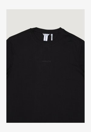 Zwart T-shirt met ronde hals en korte mouwen, klein "MORATO" logo in het midden van de borst, en maataanduiding "M" bij de halslijn.