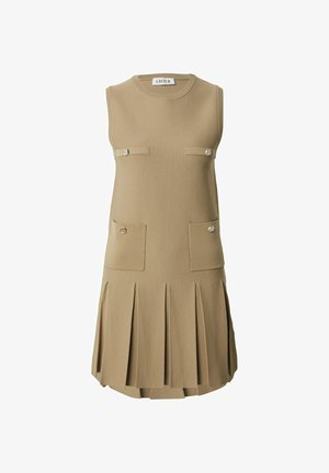 Mouwloze beige jurk van breiware, met twee voorzakken met knopen en een geplooid rokdesign.