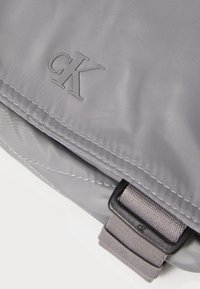 Calvin Klein Jeans OVER WEBBING CAMERA BAG UNISEX - Skulderveske - titanium