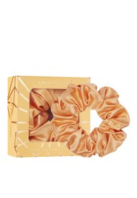 Mulberry-Seidenschlauchband in sanftem Pfirsichfarbton, mit glatter Textur und gerafftem Design, präsentiert in einer dekorativen goldenen Schachtel.