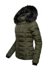 Olijfgroene pufferjack met een afneembare zwarte bontkap, gequilt ontwerp, ritssluiting aan de voorkant en geribde gebreide manchetten. Bevatzijzakken.