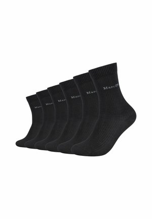 Sei paia di calzini neri alla caviglia con bordi a coste e marchio "Marc O'Polo" su ogni bordo, disposti in fila.